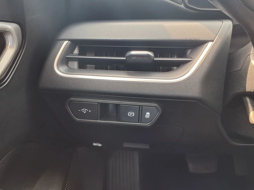 Used 2025 White Kia LXS image 29
