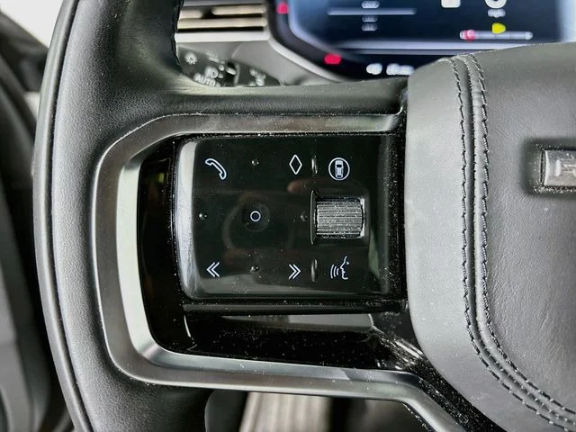 Used 2025 White Land Rover SE image 10