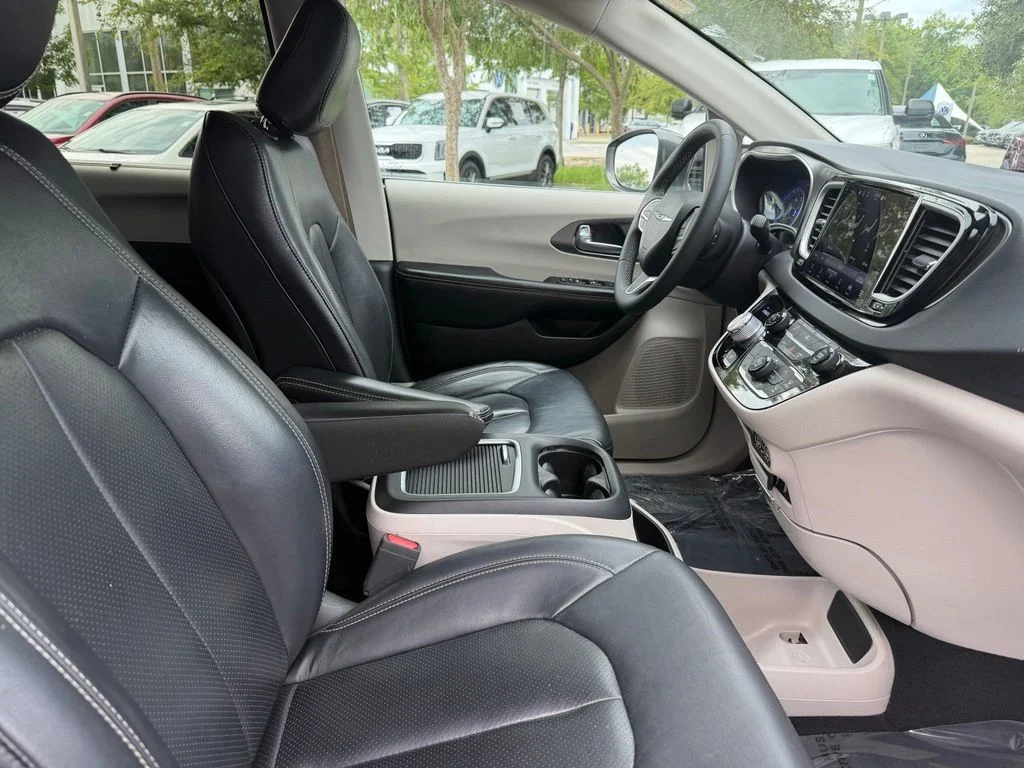 Used 2022 Crystal Metallic Chrysler Touring L image 10