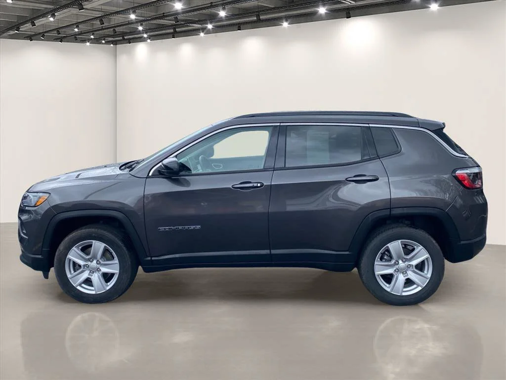 Used 2022 Granite Crystal Metallic Clearcoat Jeep Latitude image 4