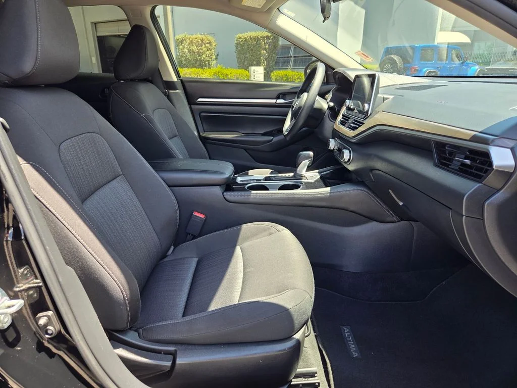 Used 2023 Black Nissan 2.5 SV image 18