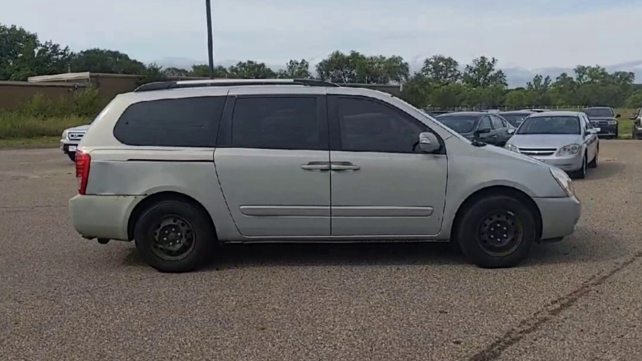 2012 Kia Sedona LX photo 2