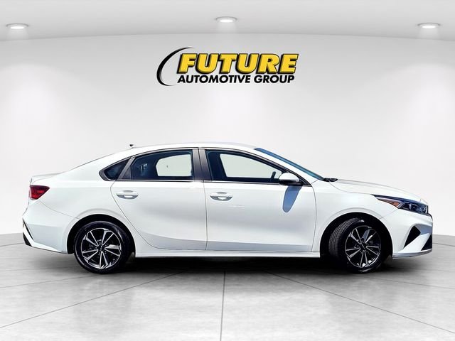 Used 2023 White Kia LXS image 3