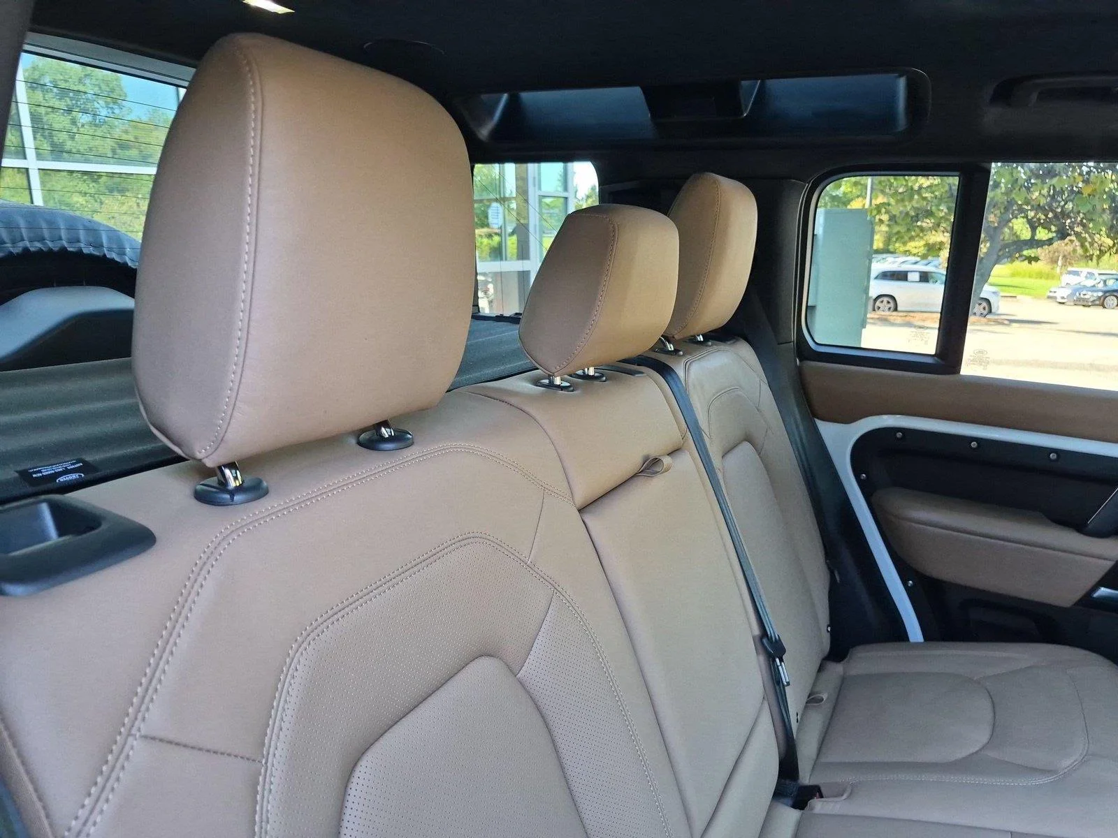 Used 2025 Fuji White Land Rover X-Dynamic SE image 33