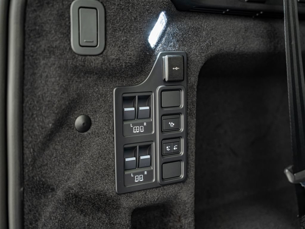 New 2026 Santorini Black Land Rover Dynamic SE image 38