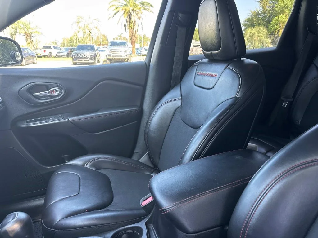 Used 2019 Pearl White Pearlcoat Jeep Trailhawk image 30