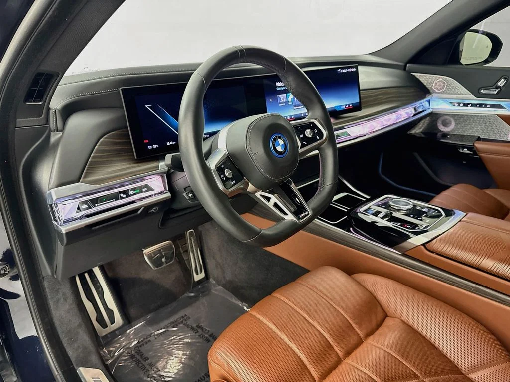 Used 2023 Black BMW xDrive60 image 9