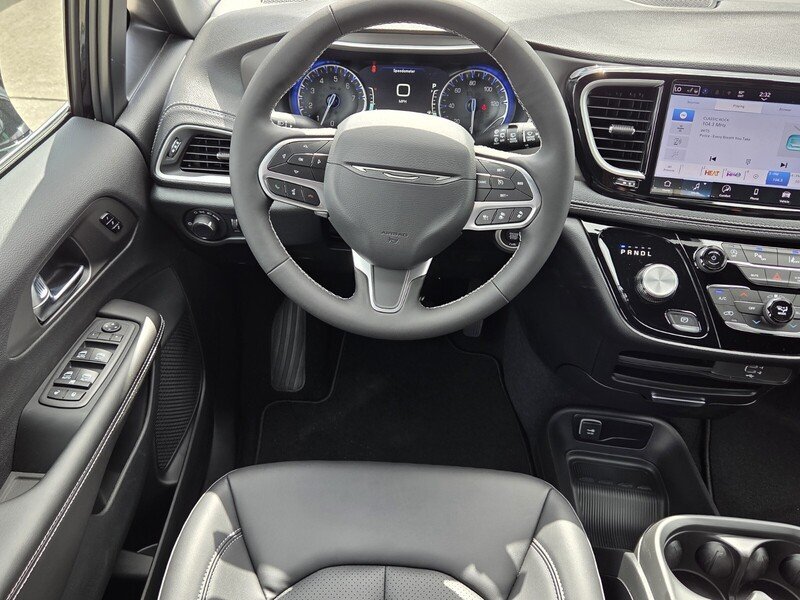 New 2027 Diamond Black Crystal Pearl-Coat Exterior Paint Chrysler SELECT FWD image 15