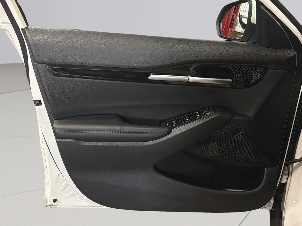 Used 2022 Snow White Pearl Kia EX image 25