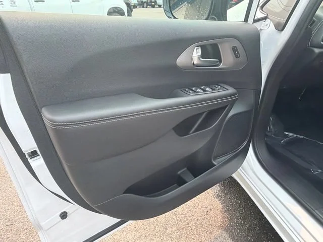 New 2027 Bright White Clearcoat Chrysler Select image 17