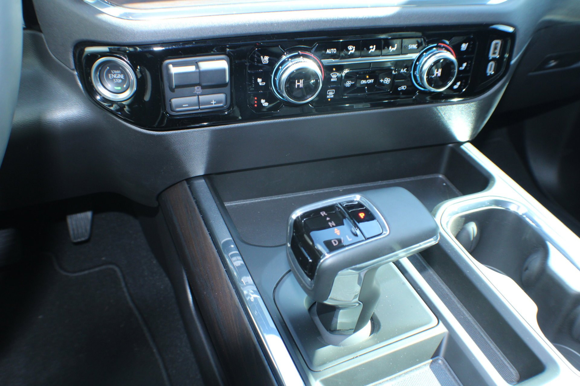 2024 GMC Sierra 1500 SLT - Photo 11