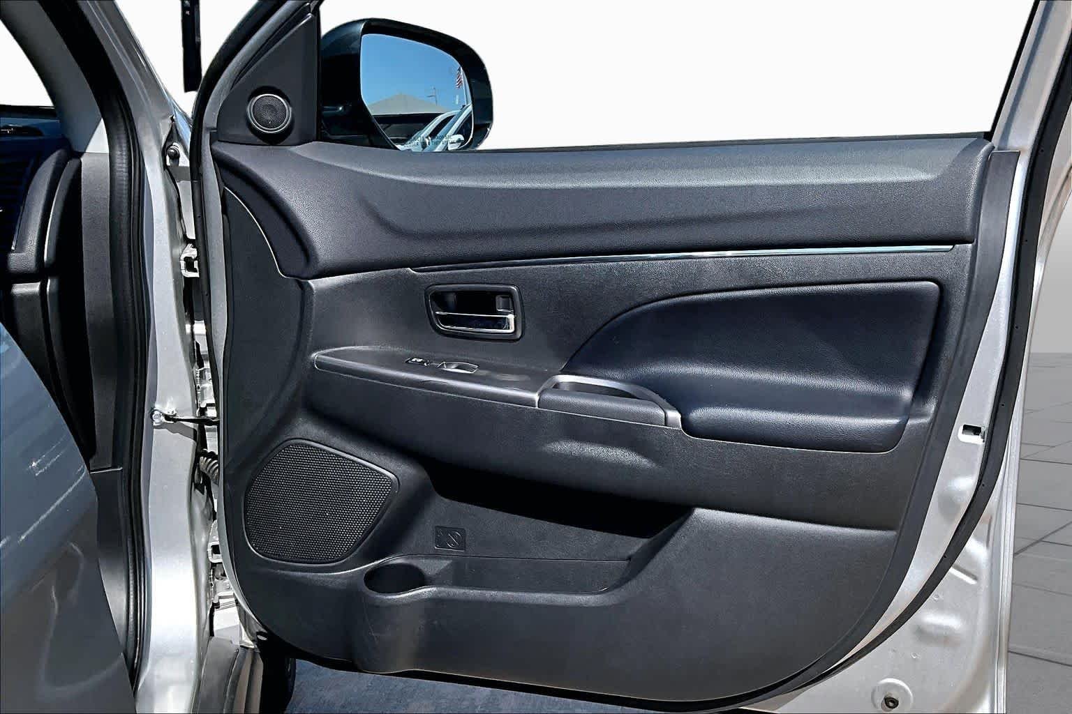 Used 2025 Alloy Silver Metallic Mitsubishi SE image 10