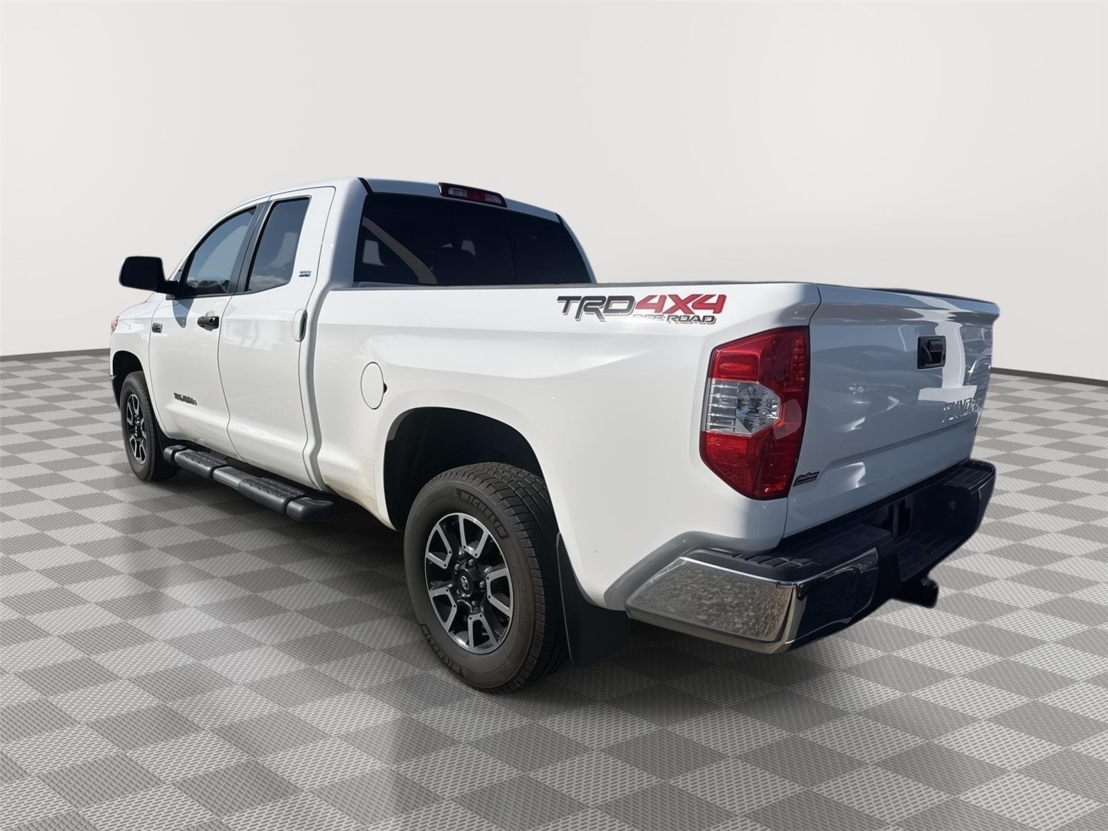 Used 2015 Super White Toyota SR5 image 19