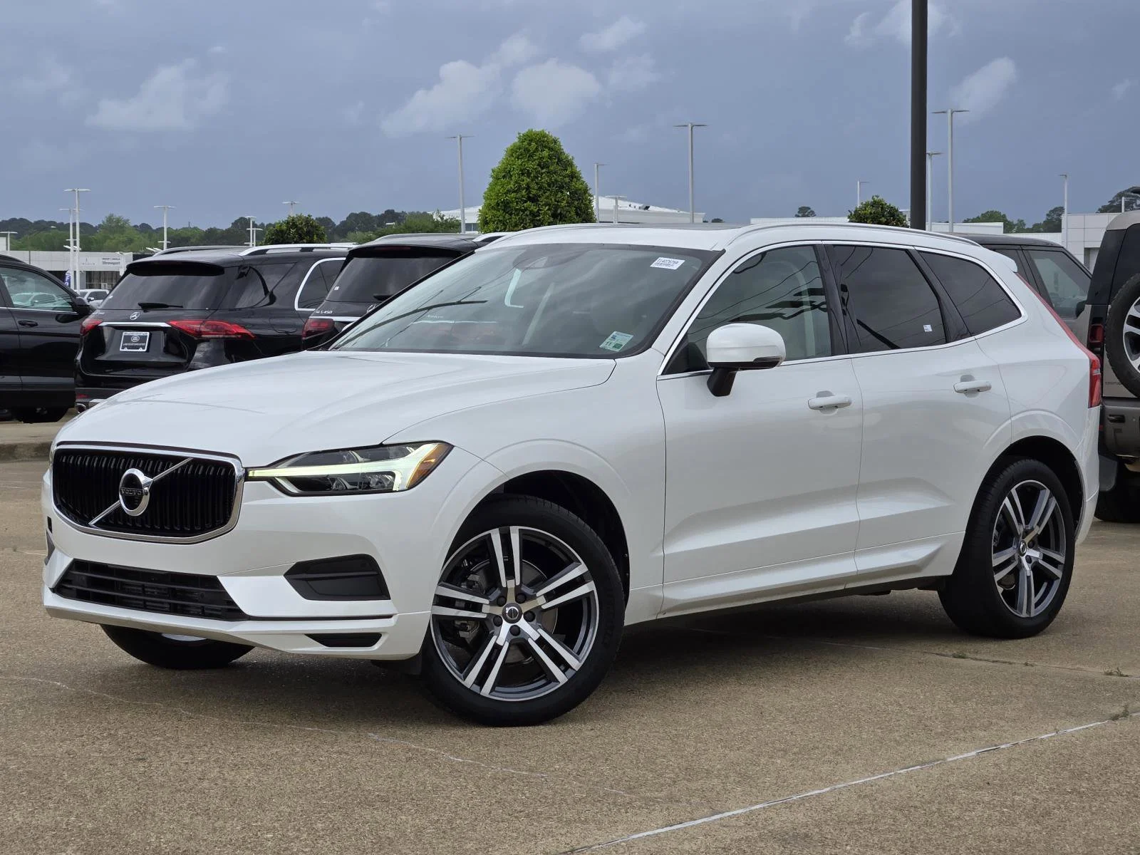 Used 2020 Crystal White Volvo Momentum image 1