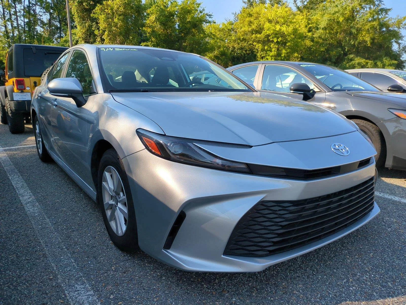 Used 2025  Toyota SE image 1