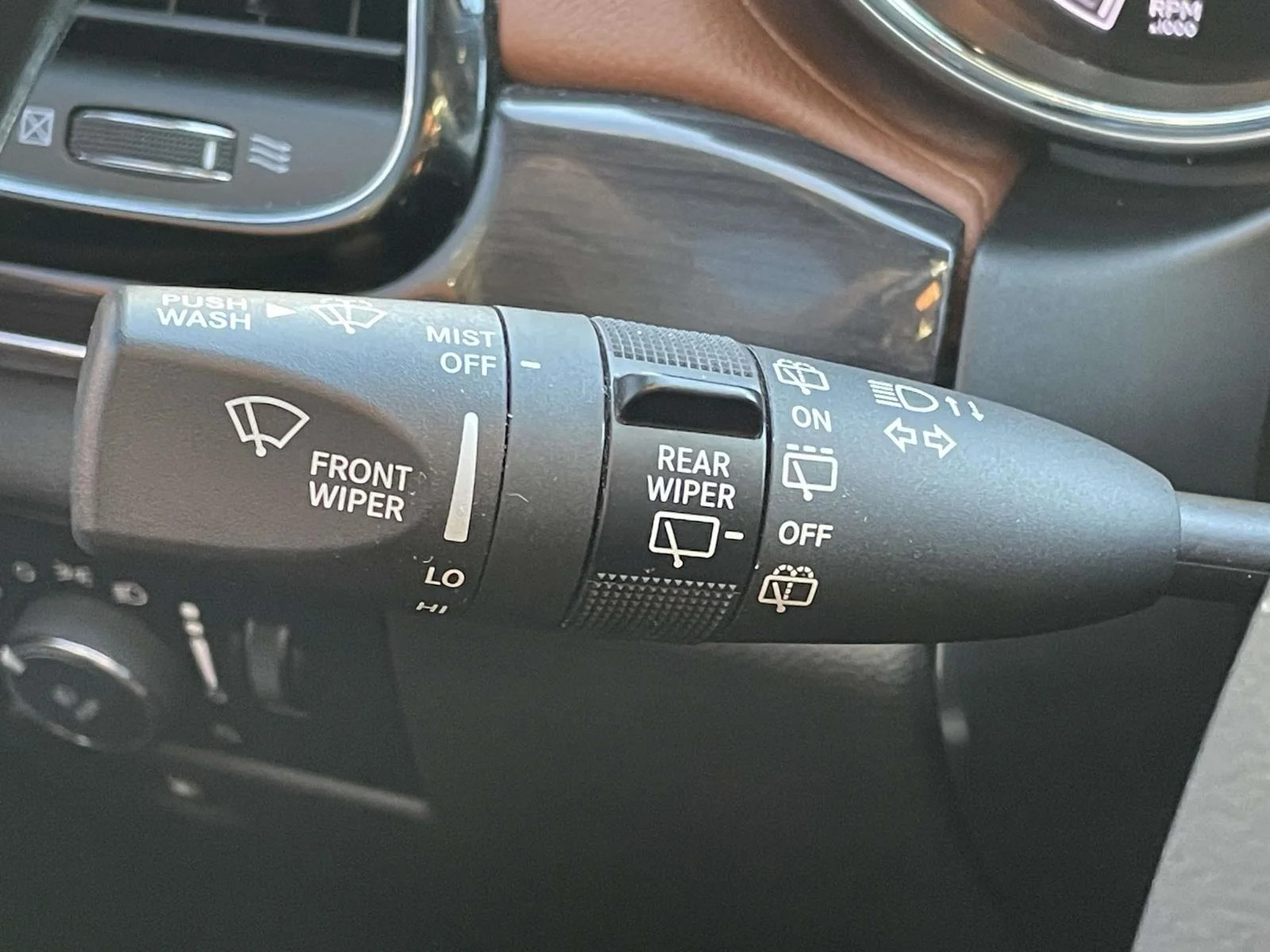 Used 2020 Diamond Black Crystal Pearlcoat Jeep Overland image 12