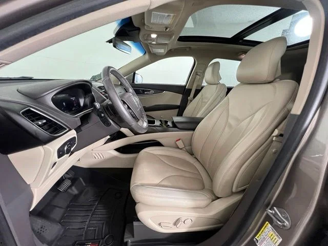 Used 2019 Brown Lincoln Select image 11