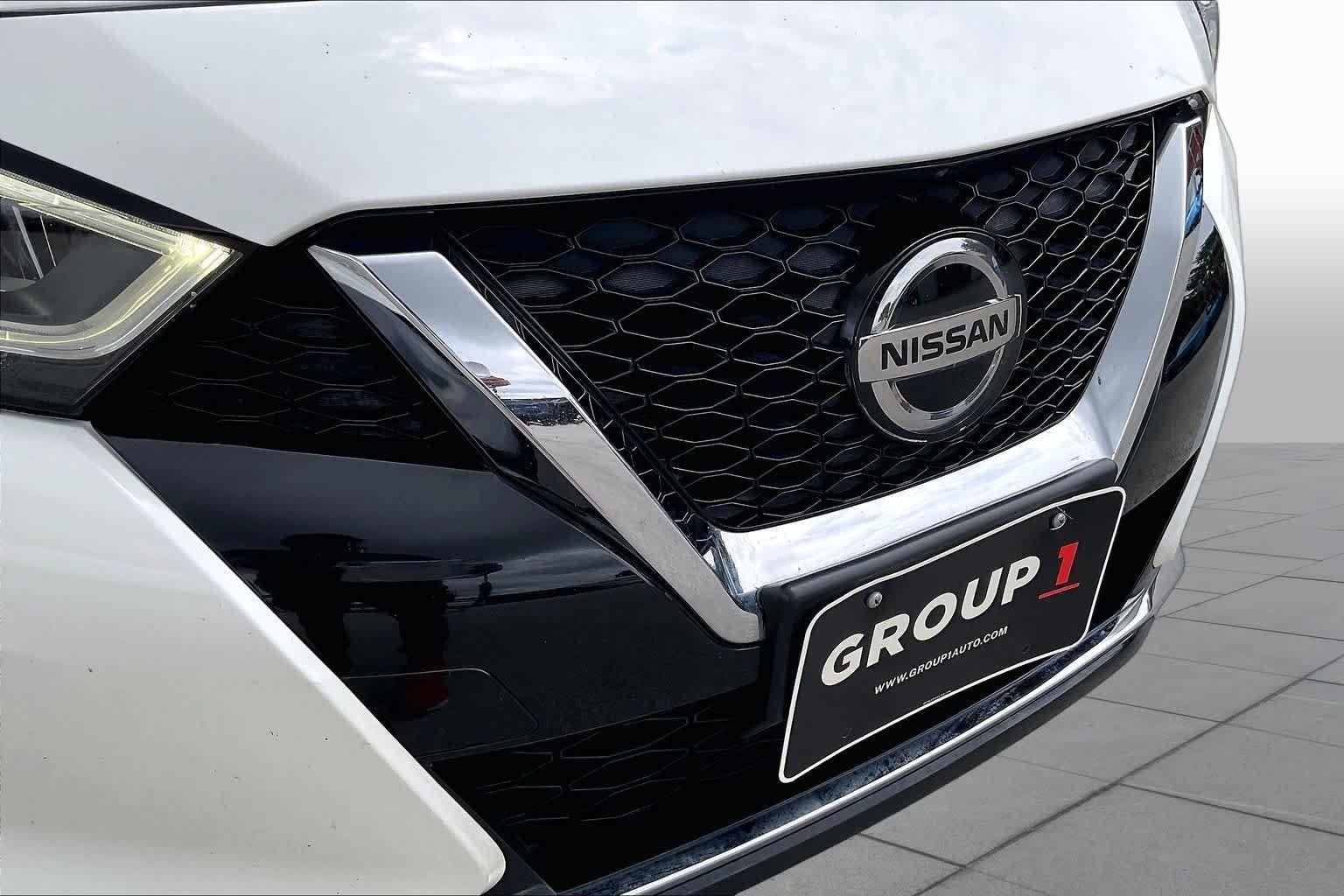 Used 2022 Pearl White Tricoat Nissan Platinum image 30