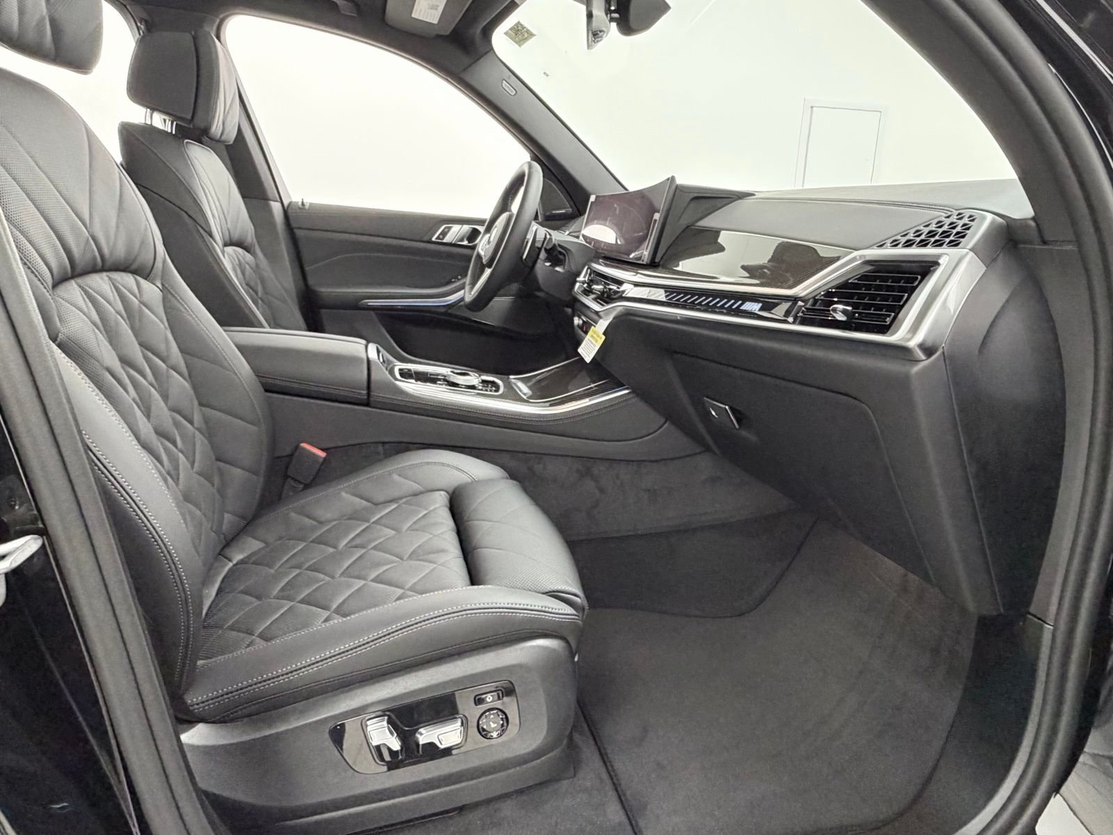New 2026 Black Sapphire Metallic BMW M60i image 73