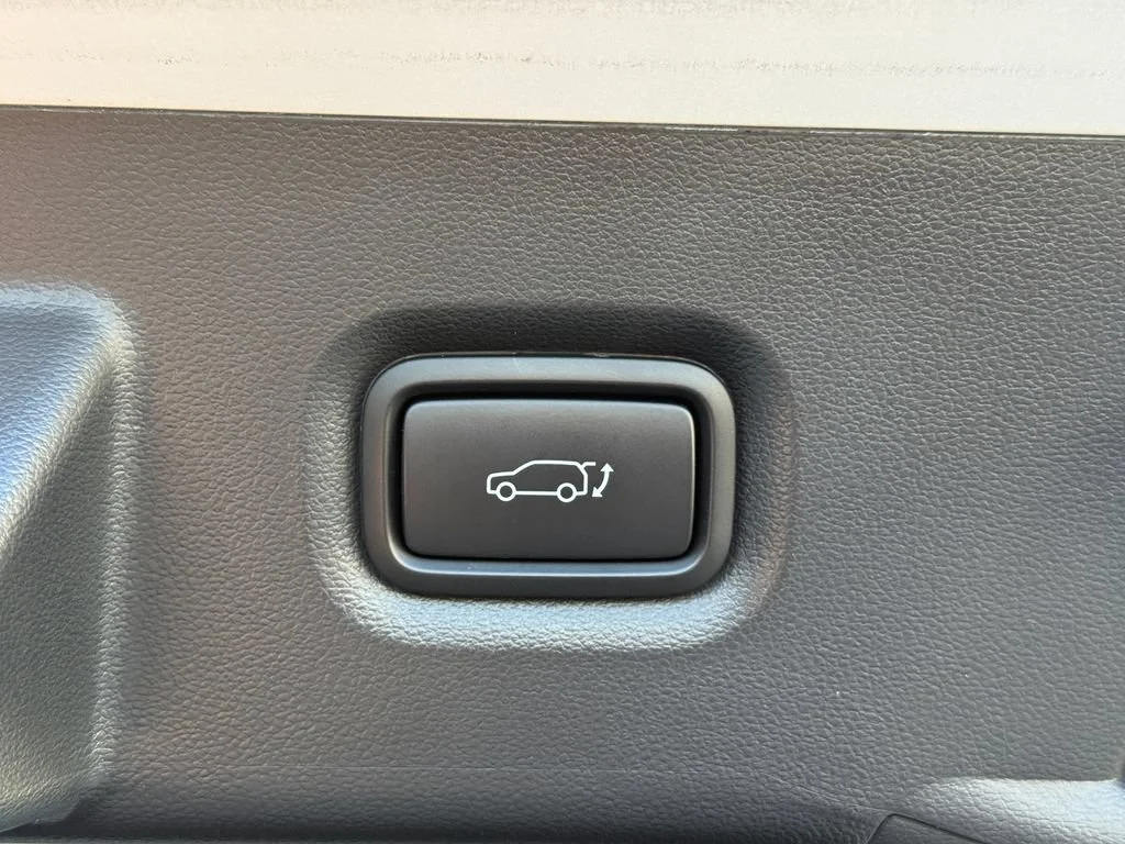 Used 2024 White Hyundai SEL image 11