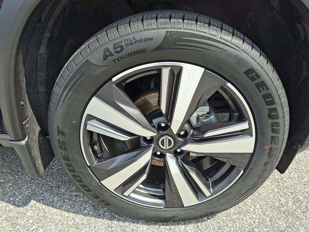 Used 2021 Black Nissan Platinum image 9