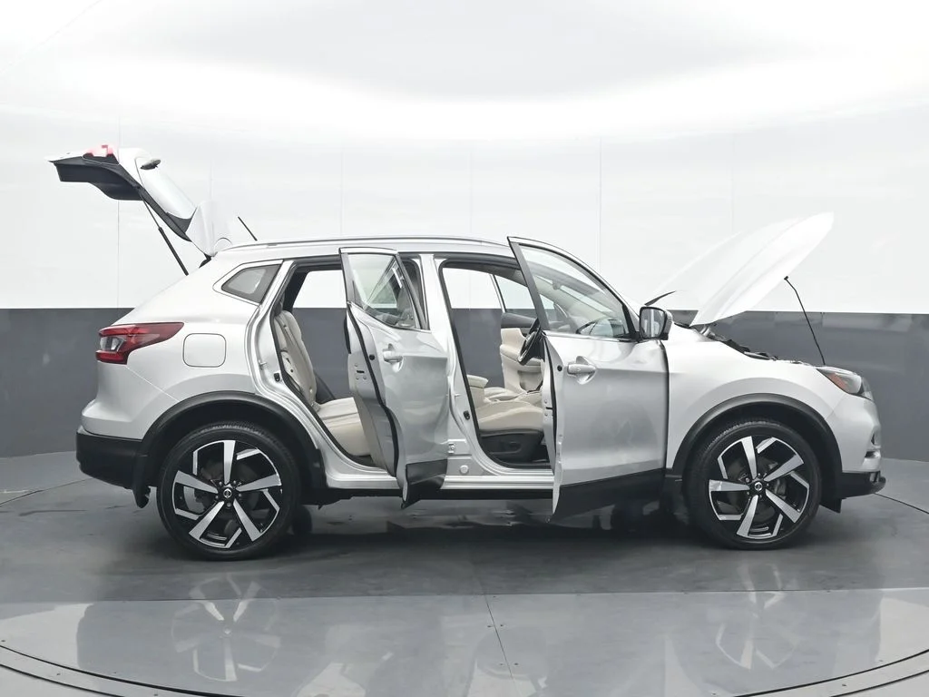 Used 2021 Silver Nissan SL image 36