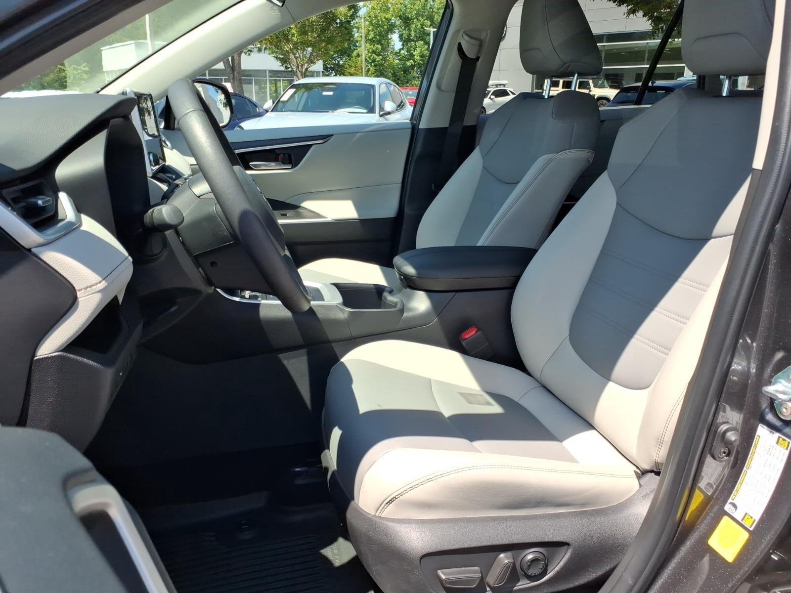 Used 2025 Magnetic Gray Metallic Toyota Hybrid XLE Premium image 20