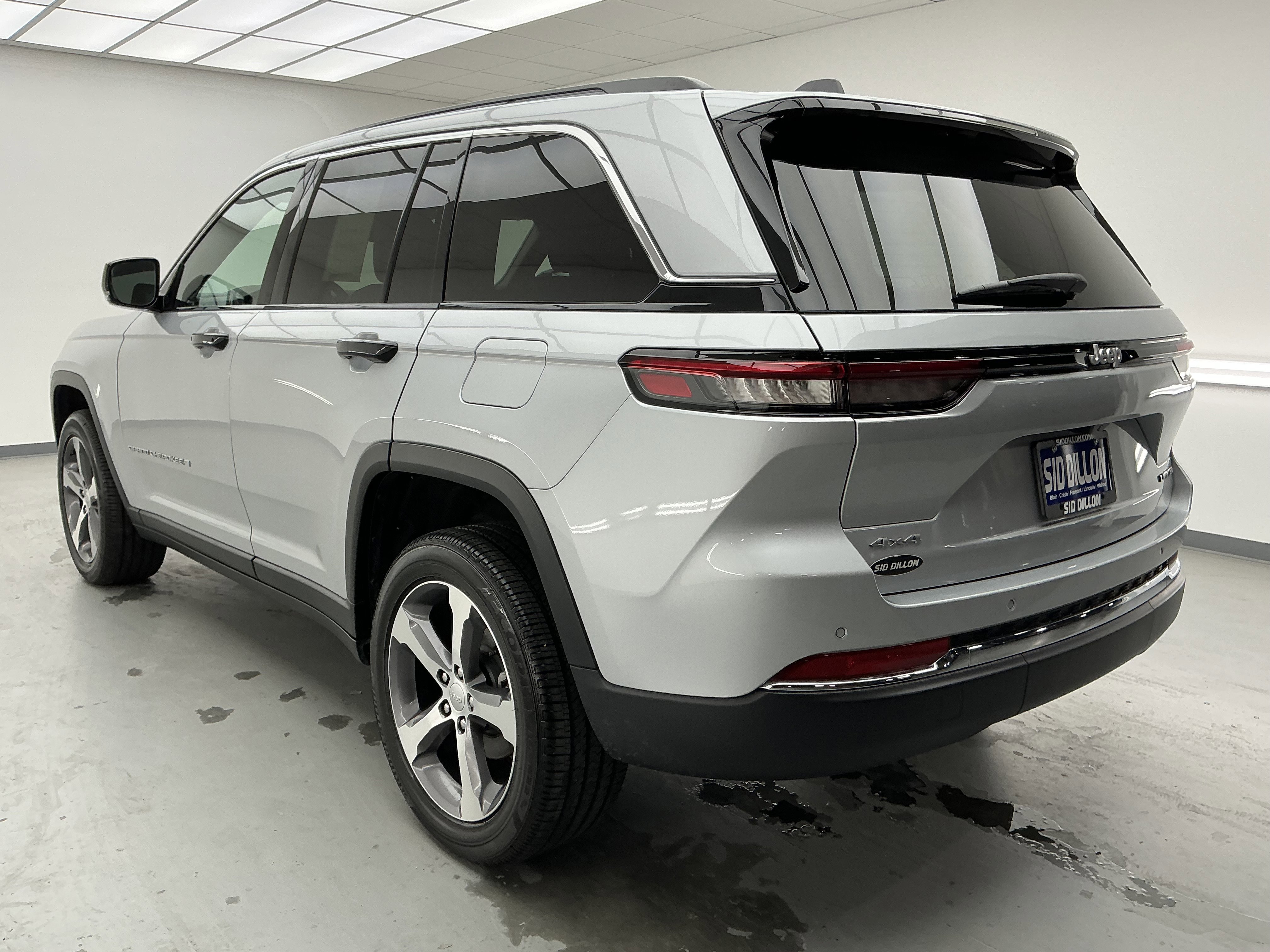 Used 2025 Silver Zynith Jeep Limited image 4