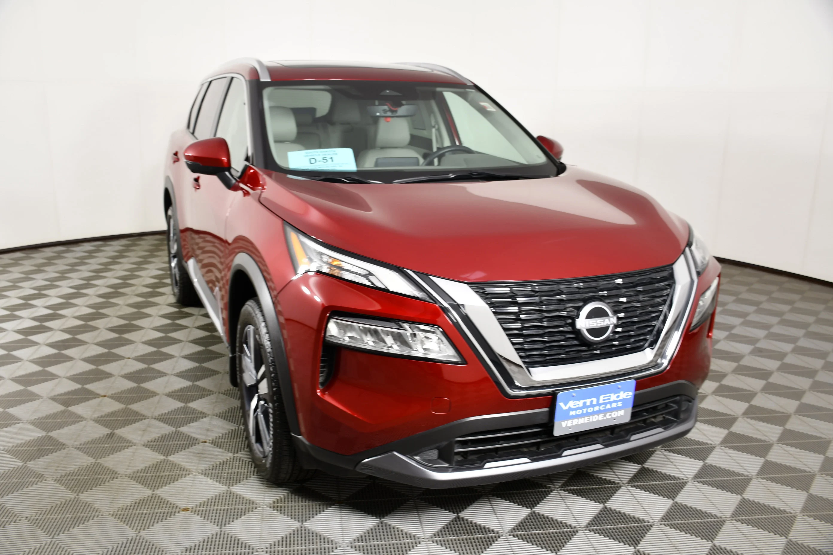 Used 2023 Scarlet Ember Tintcoat Nissan SL image 3