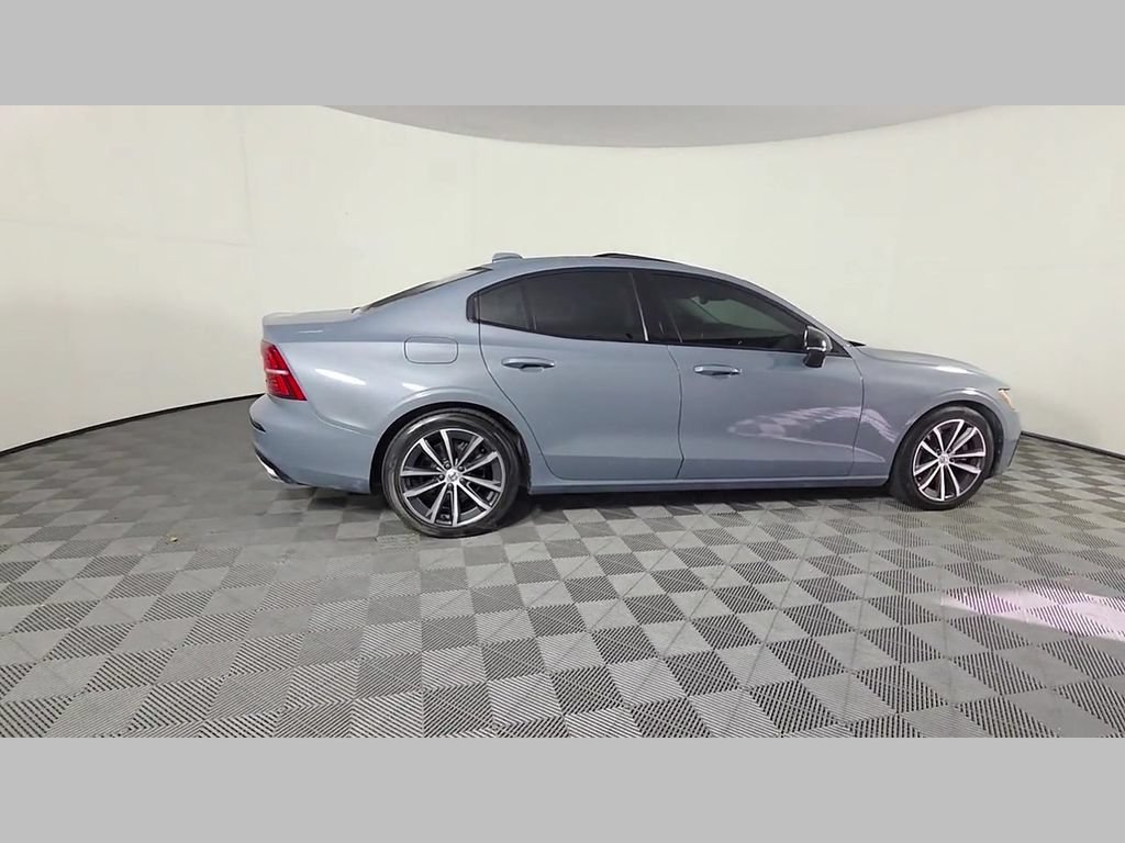Certified Used 2022 Gray Volvo Momentum image 39
