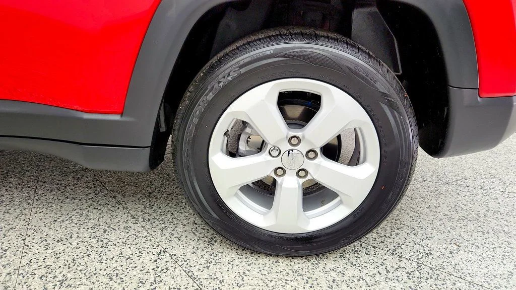 Used 2019 Redline Pearlcoat Jeep Latitude FWD image 9