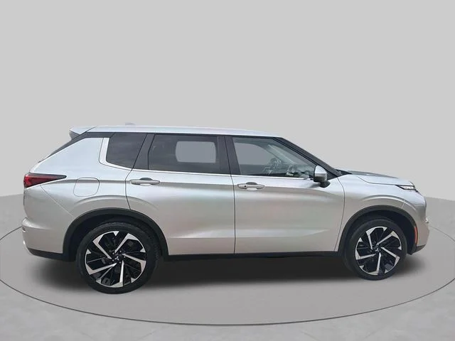 Used 2024 Silver Mitsubishi SE image 7