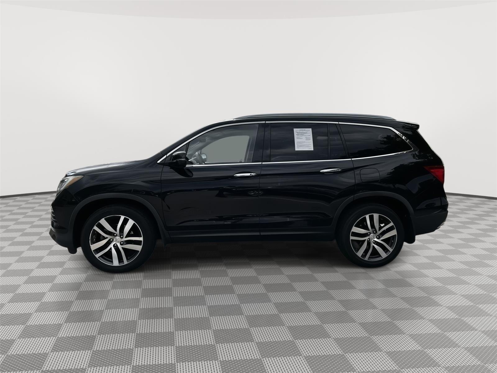 Used 2017 Crystal Black Pearl Honda Touring image 3