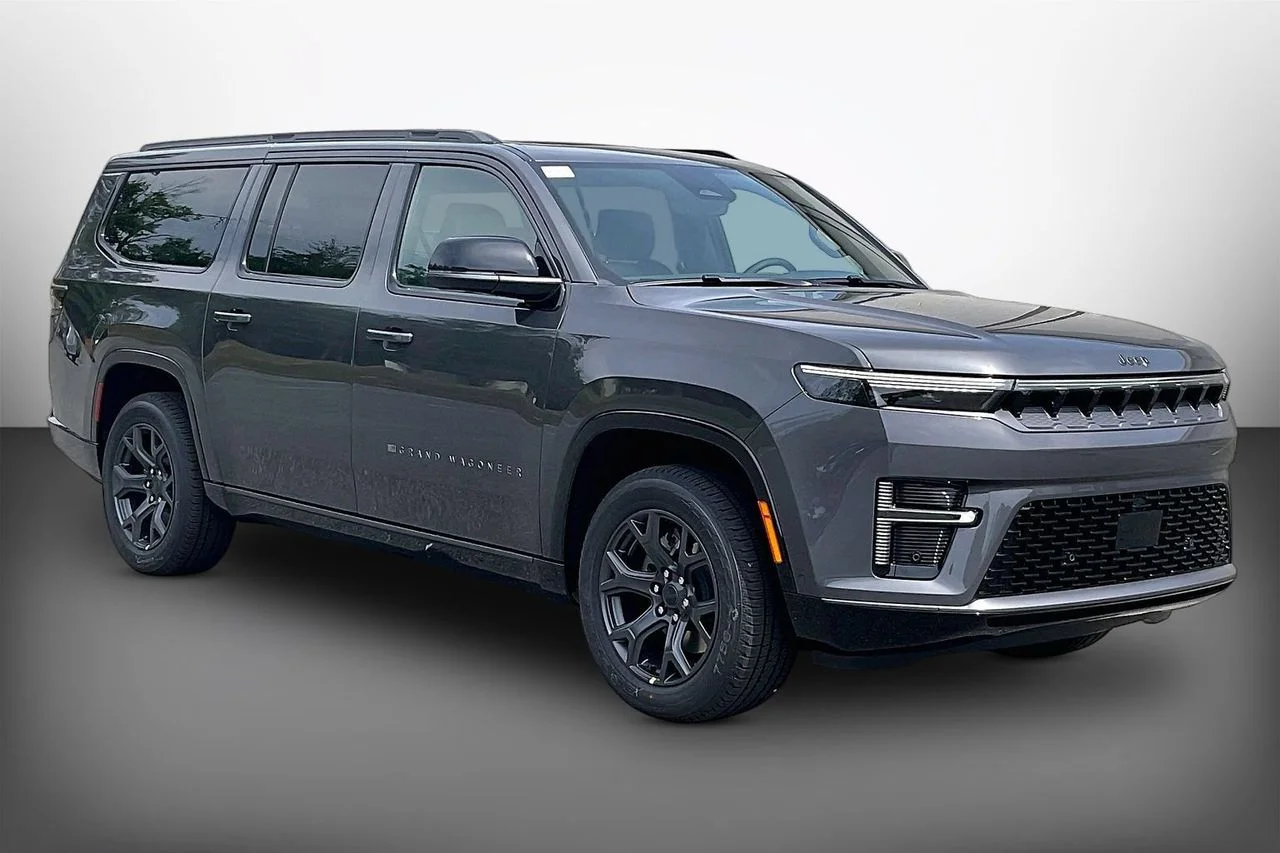 New 2026 Baltic-Gray Metallic Clear-Coat Exterior Paint Jeep Limited Altitude image 2
