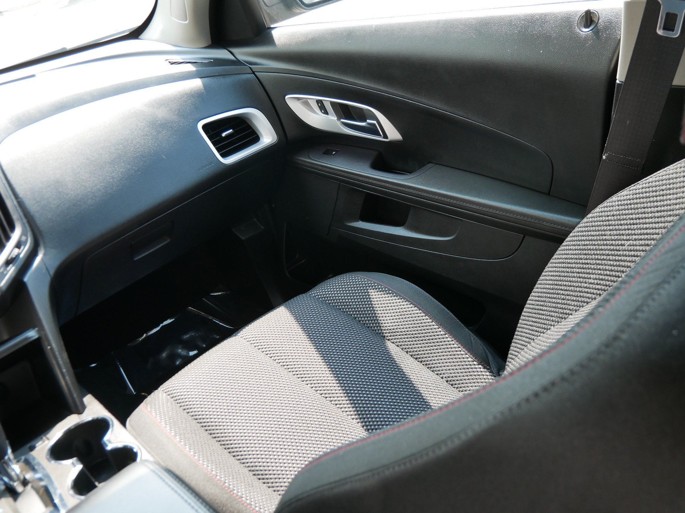 Used 2016 Champagne Silver Metallic Chevrolet LT image 17