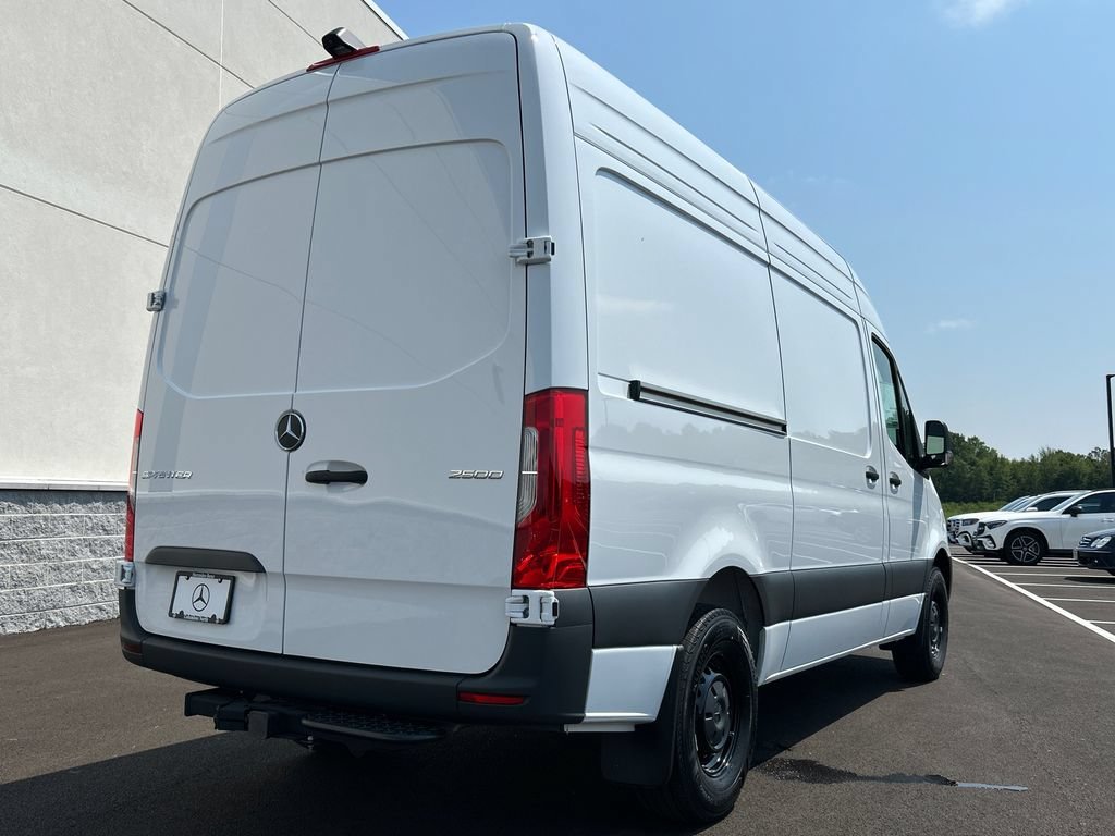 New 2026 Arctic+White Mercedes-Benz Cargo 144 WB image 41