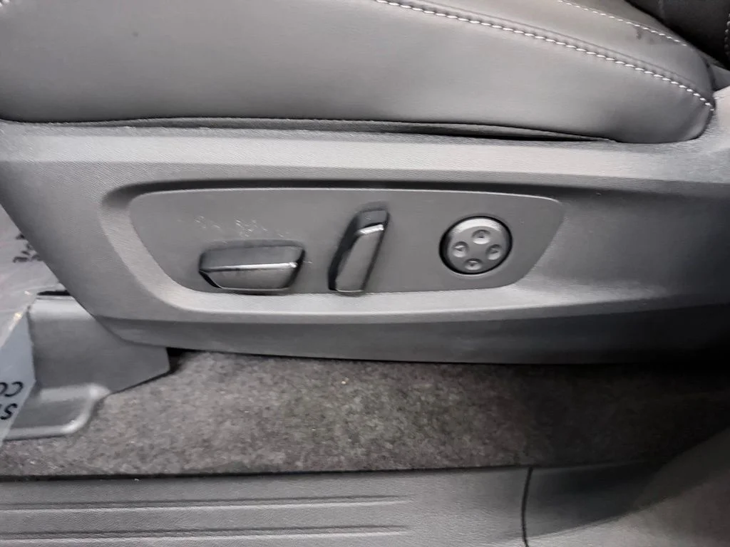 New 2027 2T RAD WHT INFINITI Sport AWD image 11