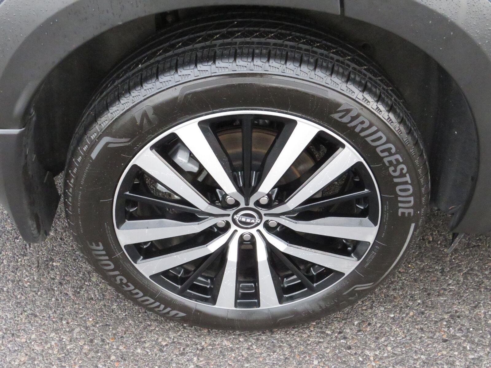 Used 2025 Solid Gray/Super Black Nissan Platinum image 21