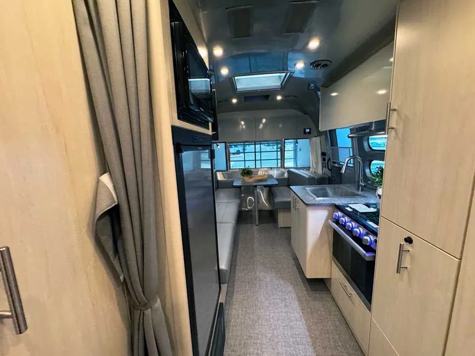 Used 2021 SILVER AIRSTREAM  image 22