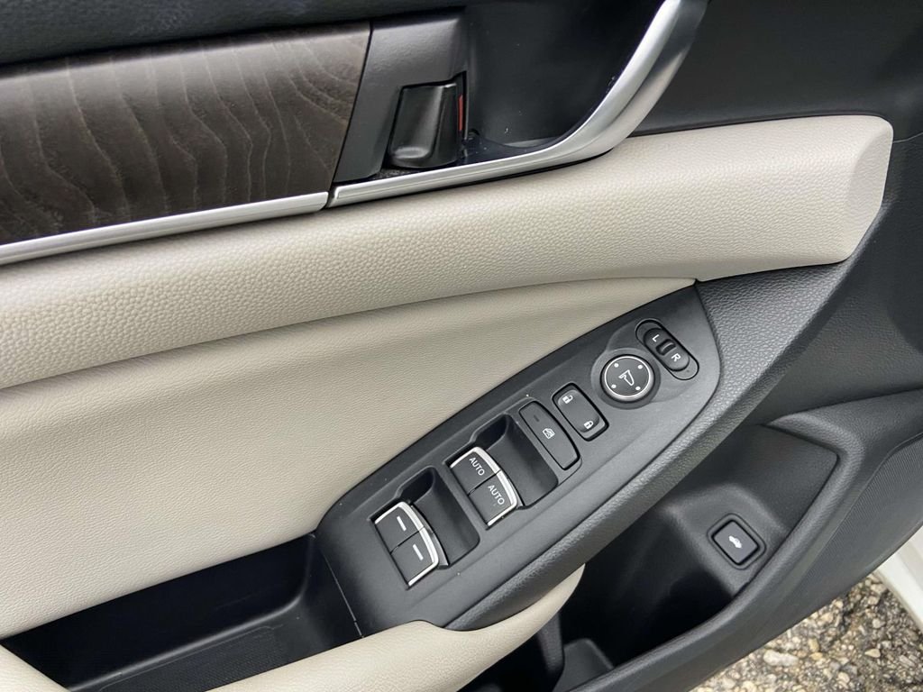 Used 2018  Honda EX image 15