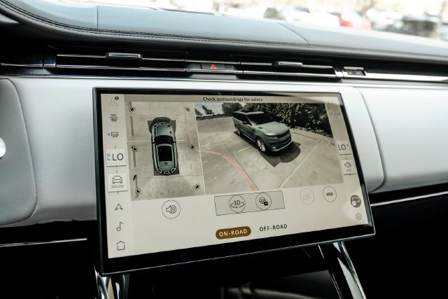 Used 2024  Land Rover Dynamic SE image 28
