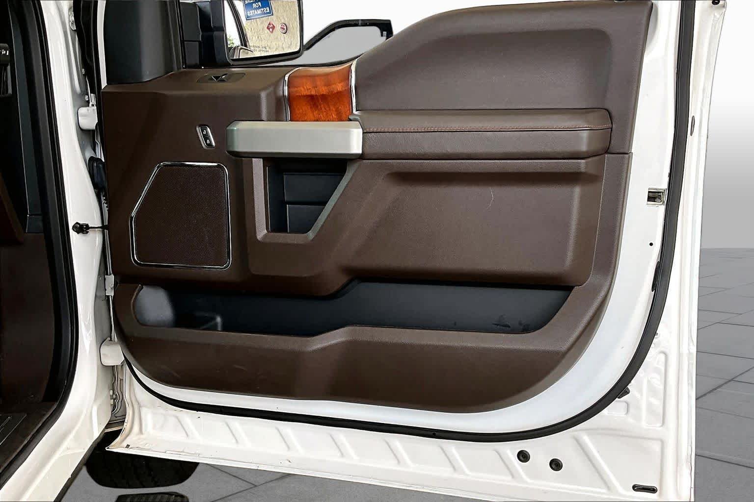 Used 2018 White Platinum Metallic Tri-Coat Ford King Ranch image 23