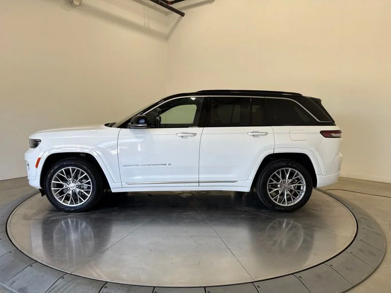 Used 2025 White Jeep Summit image 4