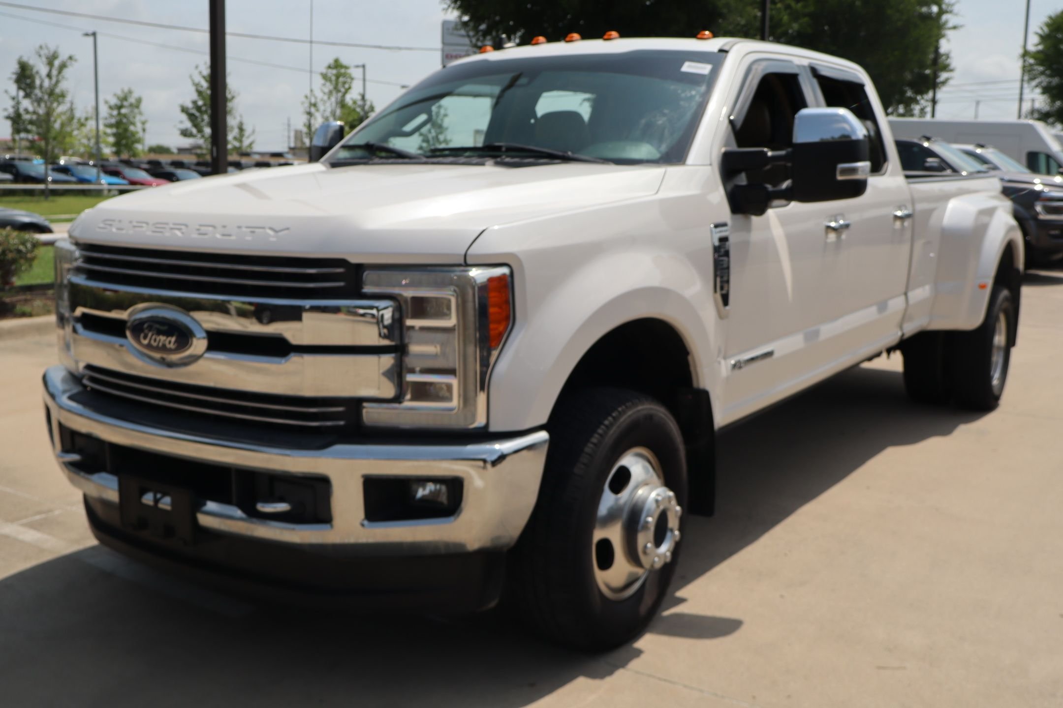 Used 2019 White Platinum Clearcoat Metallic Ford Lariat image 8