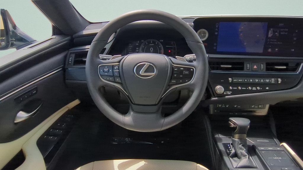 Used 2022 White Lexus 350 image 11