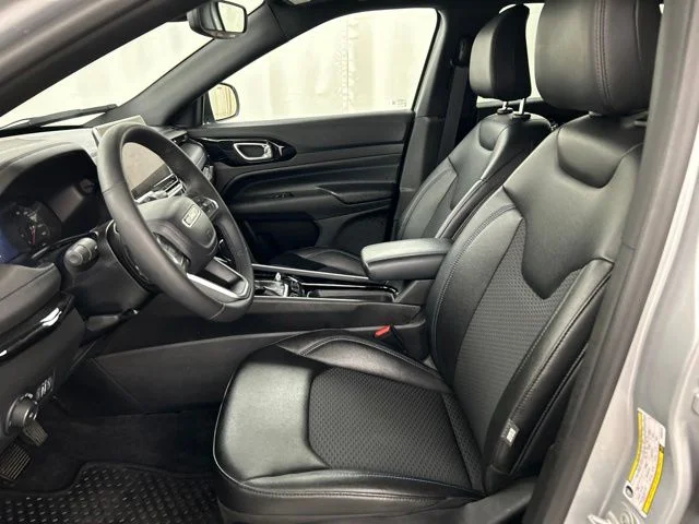 Used 2025 Silver Jeep Latitude image 6
