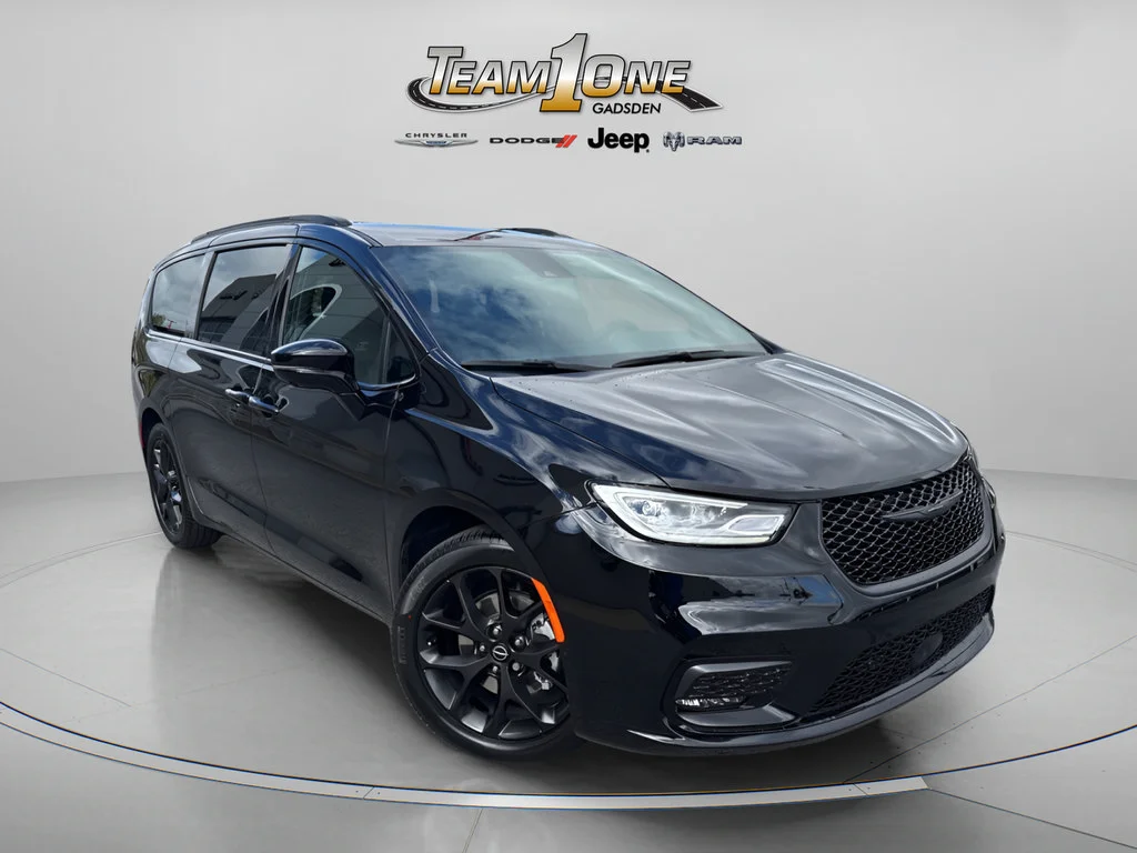 New 2026 Diamond Black Crystal Pearl-Coat Exterior Paint Chrysler Select image 1