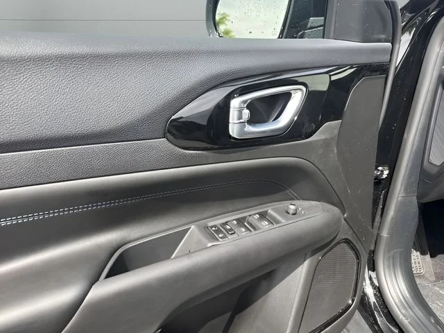 New 2026 Diamond Black Crystal Pearl-Coat Exterior Paint Jeep Latitude image 10