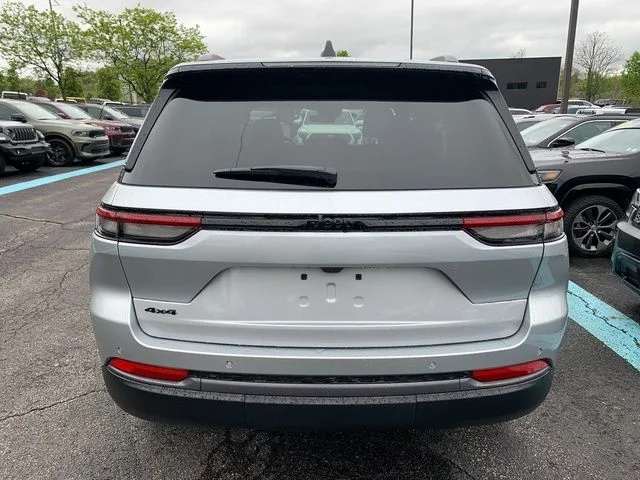 New 2026 Silver Zynith Jeep Altitude image 4
