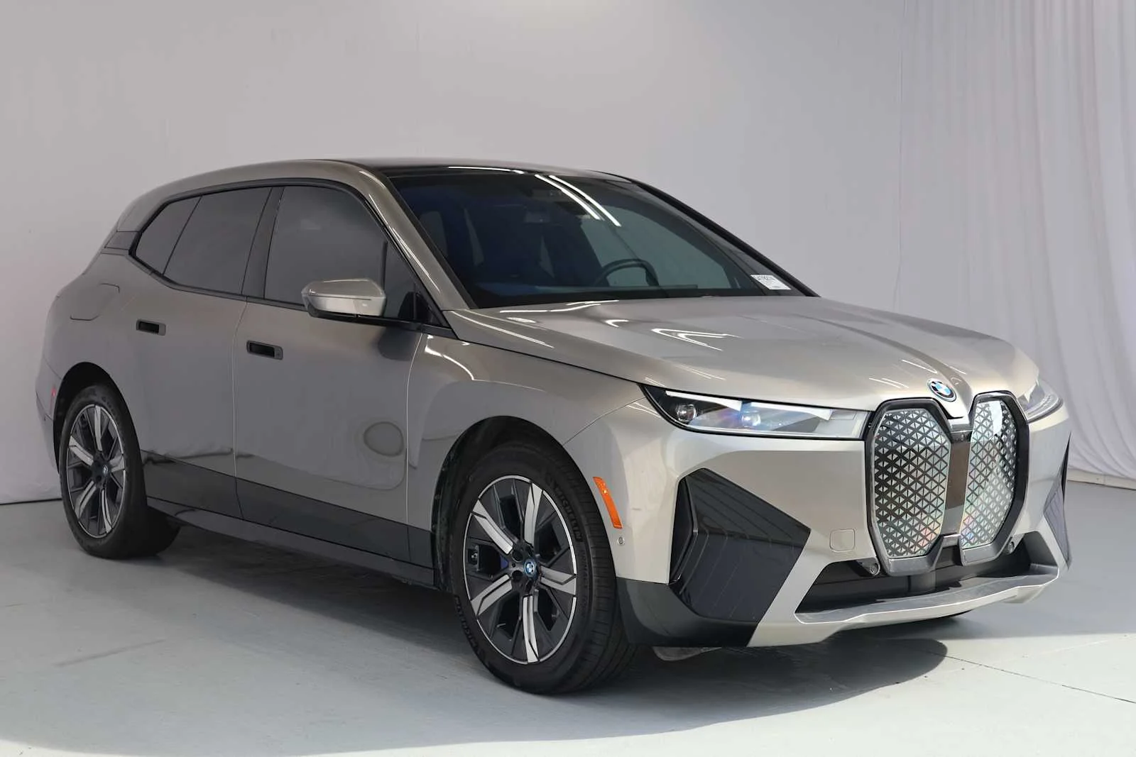 Certified Used 2024 Oxide Grey Metallic BMW xDrive50 image 3